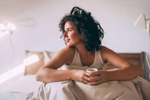The sleep habits that help you wake up without an alarm cover image